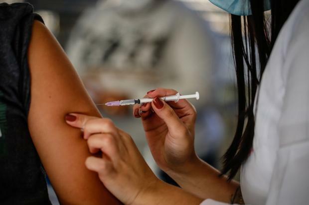Minas estuda reduzir intervalo de dose de reforço contra a Covid para 4 meses