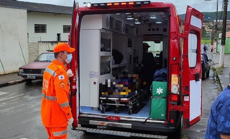 Bombeiros socorrem ciclista que foi atropelada em Guaxupé