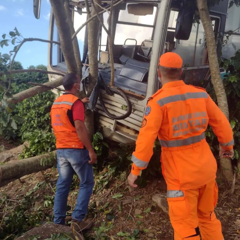 Ônibus com trabalhadores rurais se acidenta próximo à Destilaria Alvorada, em Guaranésia