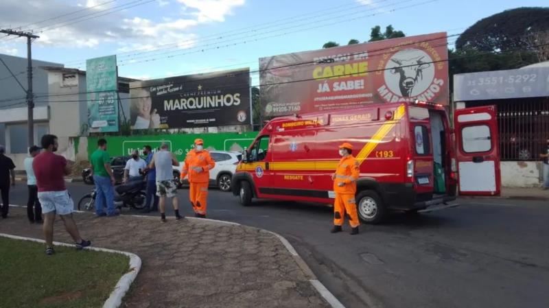 Colisão entre carro e moto deixa condutora ferida na área central de Guaxupé