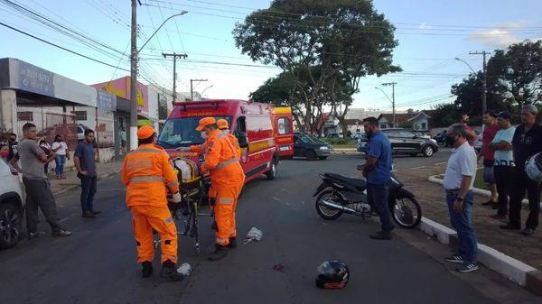 Colisão entre carro e moto deixa condutora ferida na área central de Guaxupé