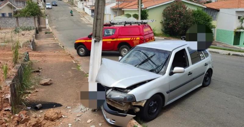 Automóvel choca-se contra poste em Guaxupé