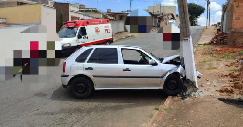 Automóvel choca-se contra poste em Guaxupé