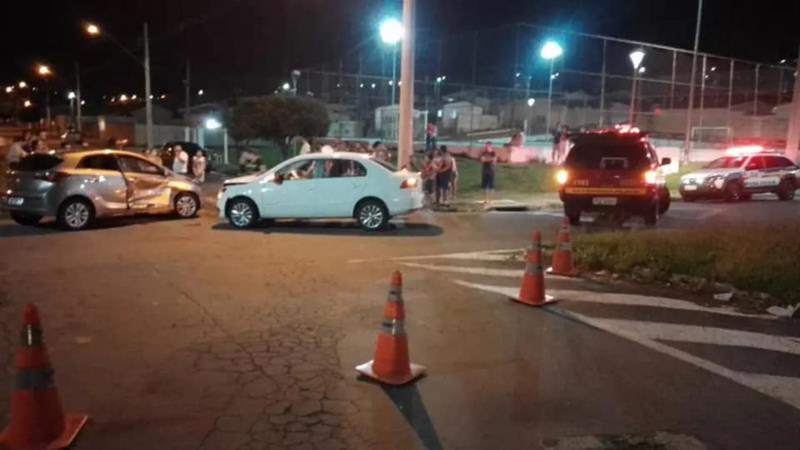 Colisão entre veículos deixa passageira ferida em Guaxupé