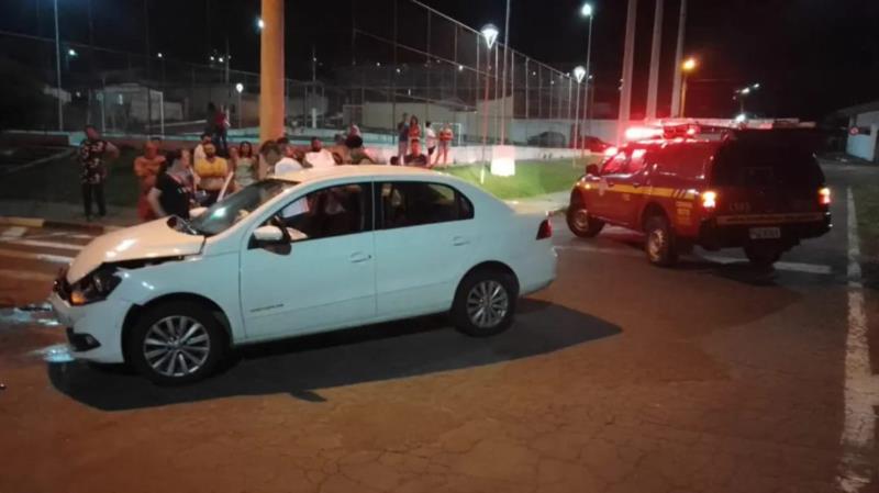 Colisão entre veículos deixa passageira ferida em Guaxupé