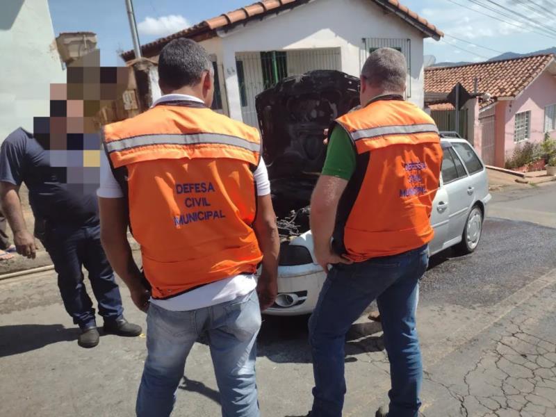 Veículo pega fogo na Vila Cruzeiro, em Guaranésia