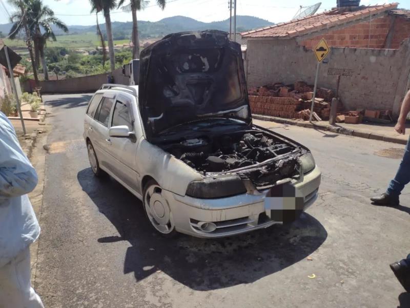 Veículo pega fogo na Vila Cruzeiro, em Guaranésia