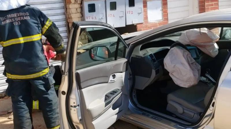 Em Guaxupé, condutora fica ferida ao colidir automóvel em residência 