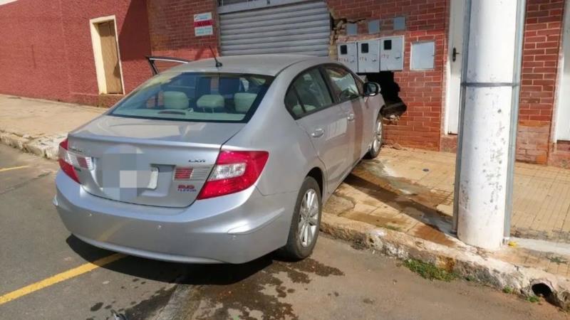 Em Guaxupé, condutora fica ferida ao colidir automóvel em residência 