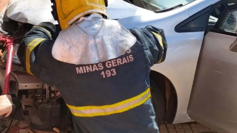 Em Guaxupé, condutora fica ferida ao colidir automóvel em residência 