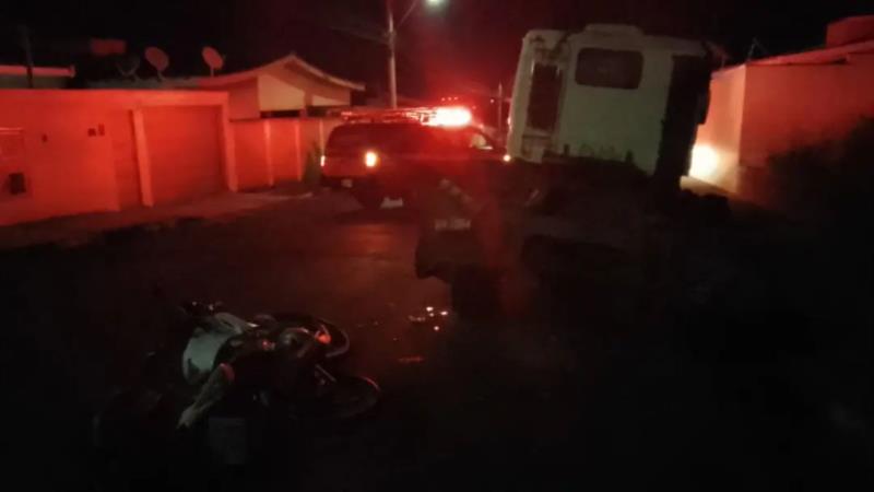 Condutora perde o controle da motocicleta e choca-se contra a traseira de caminhão em Guaxupé