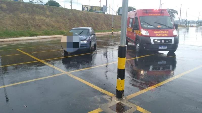 Em Guaxupé, condutora choca-se contra poste ao manobrar veículo no estacionamento do Supermercado ABC