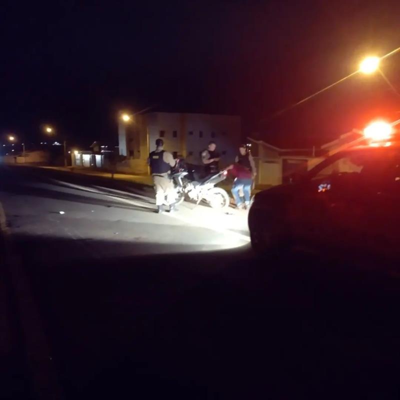 Em Guaxupé, após colisão entre motocicleta e automóvel, condutor foge e não presta socorro à vítima ferida