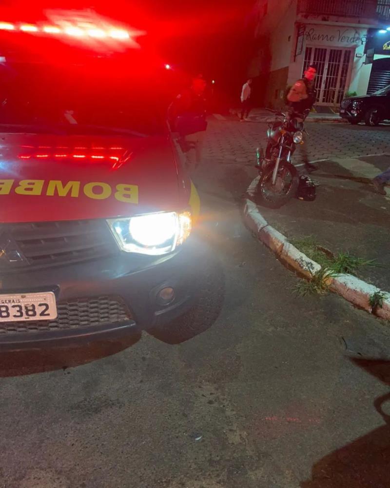 Motociclista fica ferido em colisão com automóvel na Grande Avenida, em Guaxupé