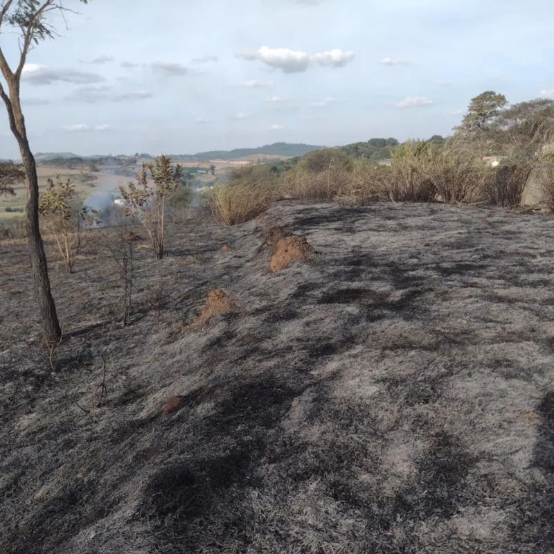 Bombeiros combatem incêndios em Guaxupé