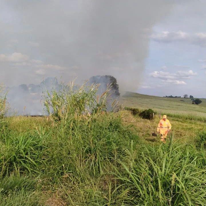 Bombeiros combatem incêndios em Guaxupé