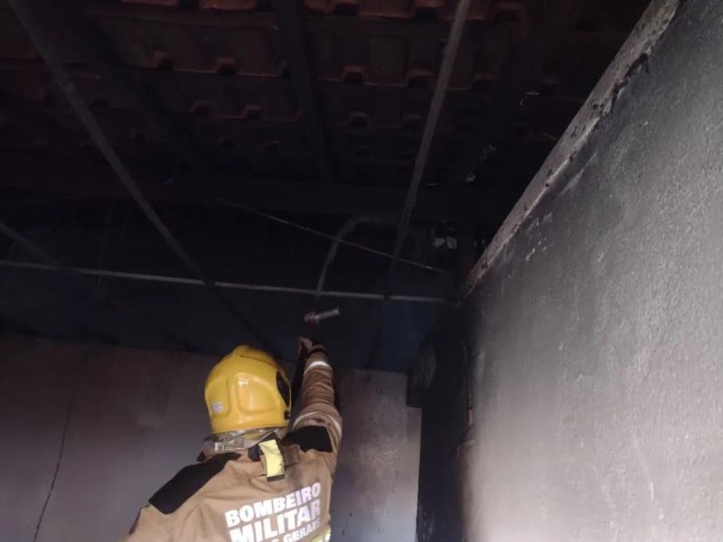 Bombeiros combatem incêndios em Guaxupé