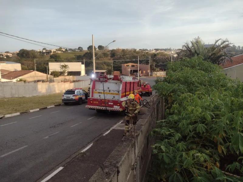 Bombeiros combatem incêndios em Guaxupé