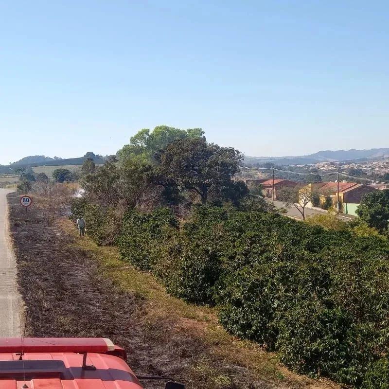Bombeiros combatem incêndio às margens da rodovida BR-491, em Guaxupé