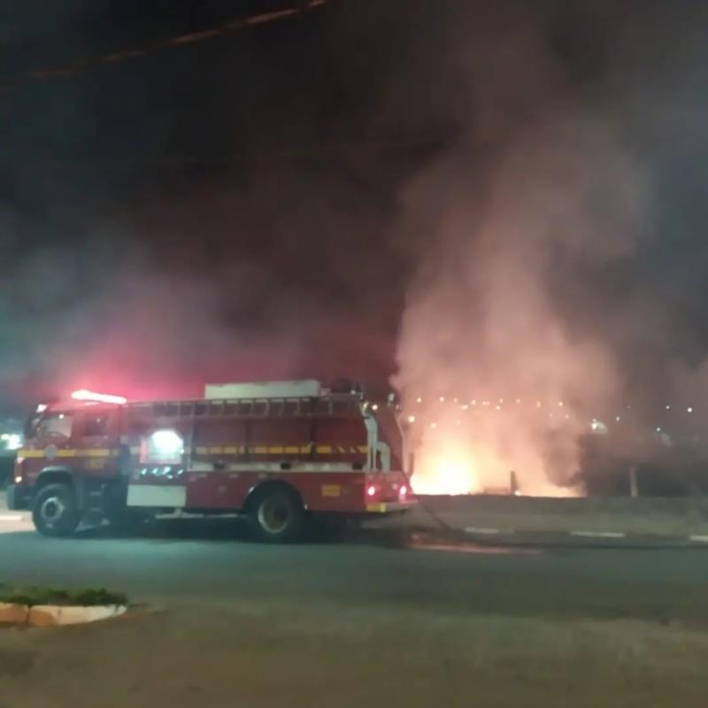 Em Guaxupé, Bombeiros combatem dois incêndios neste feriado