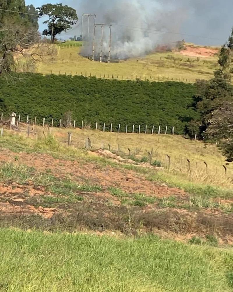 Incêndio em pastagem próximo ao presídio Guaranésia/Guaxupé ameaça linhas de energia