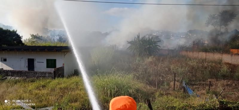 Bombeiros combatem incêndio em vegetação no Parque da Figueira, em Guaxupé