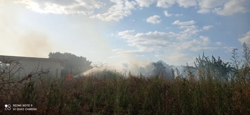 Bombeiros combatem incêndio em vegetação no Parque da Figueira, em Guaxupé