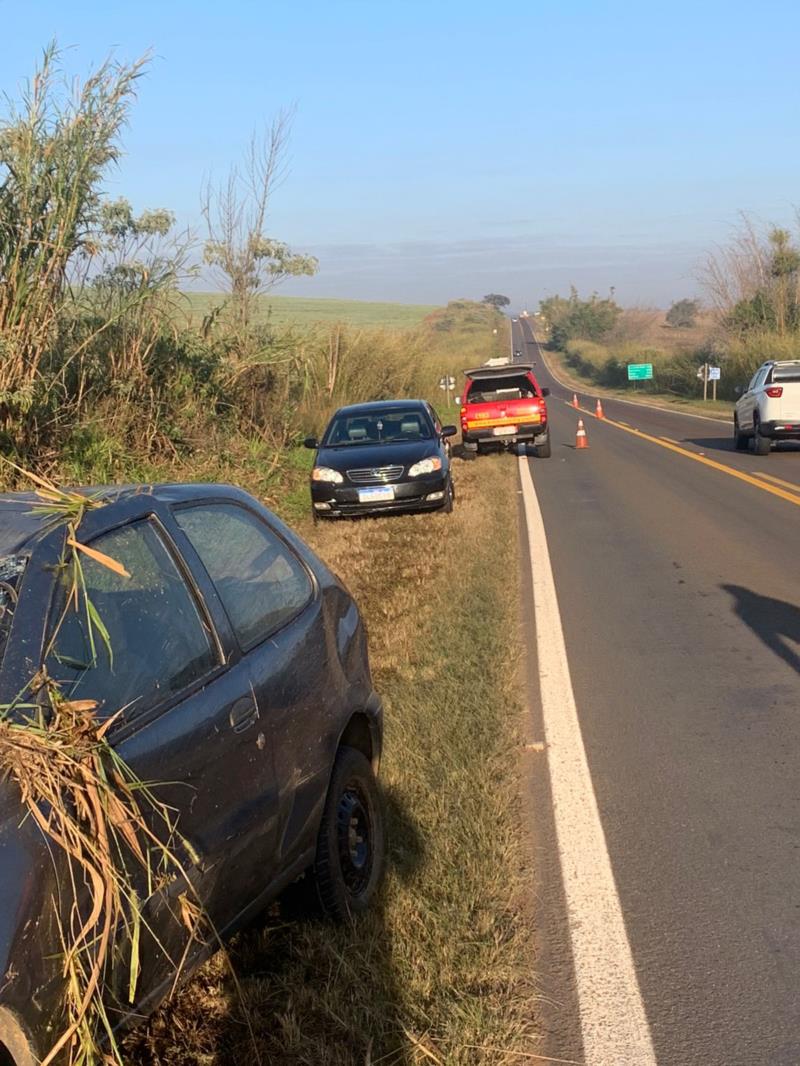 Motorista de 21 anos fica ferido em capotamento na MG-450