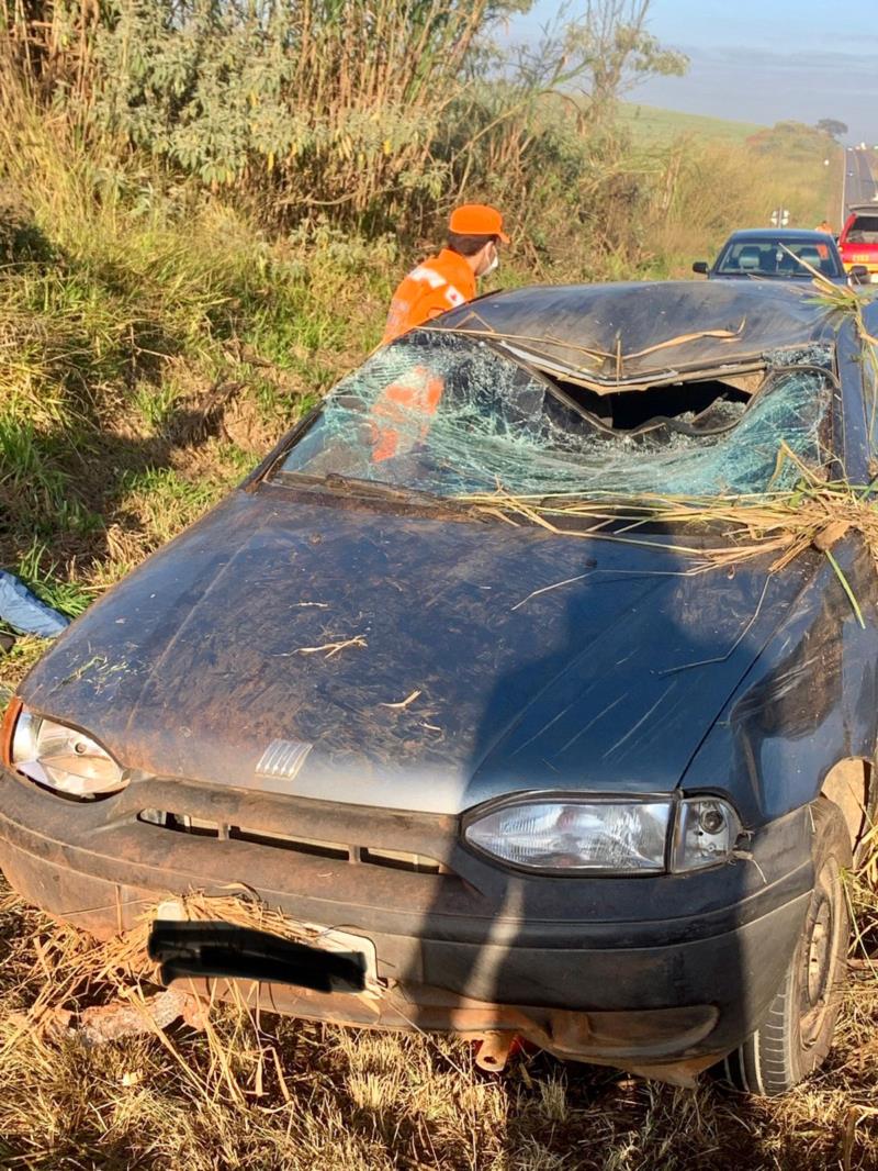 Motorista de 21 anos fica ferido em capotamento na MG-450