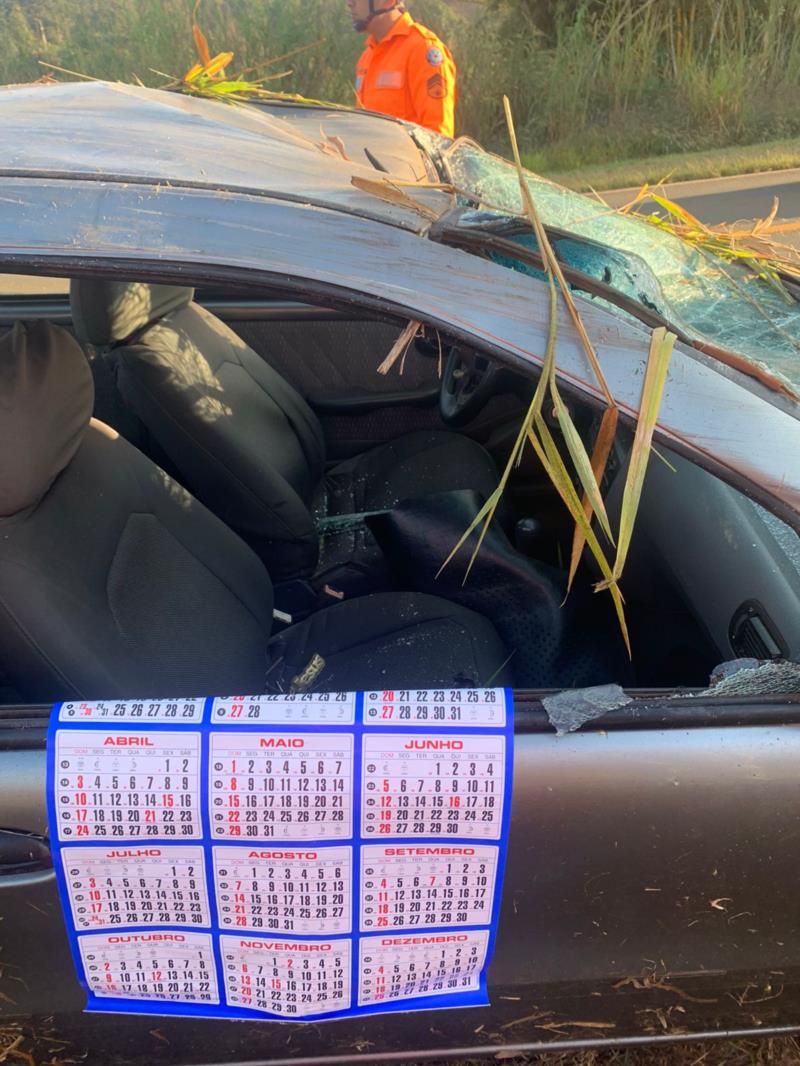 Motorista de 21 anos fica ferido em capotamento na MG-450
