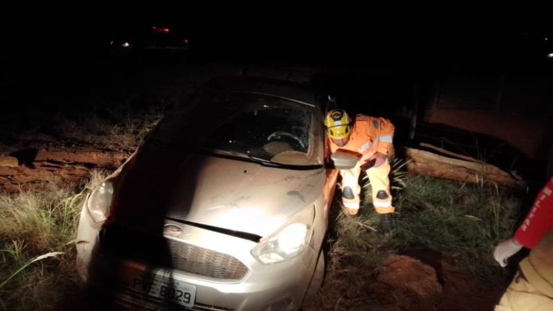 Veículo capota na MGC-491, próximo a Arceburgo, e deixa uma pessoa ferida