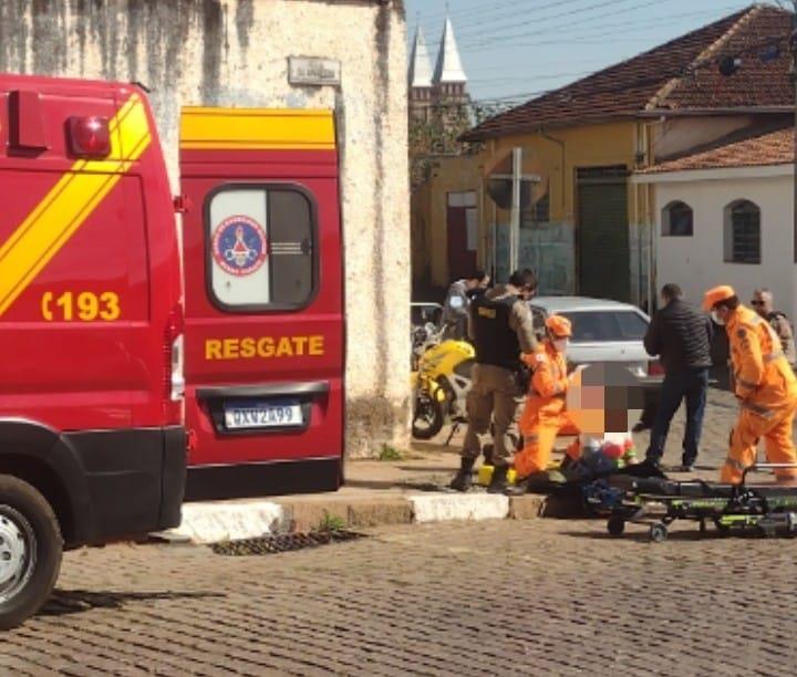 Moto bate em traseira de carro no centro de Guaxupé 