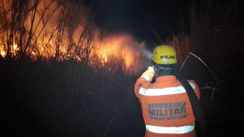 Bombeiros gastam 10 mil litros de água para combater incêndio às margens da MG-450