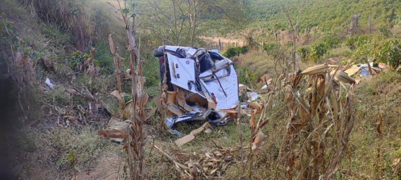 Guaxupeano de 58 anos capota veículo na BR-491, entre Muzambinho e Monte Belo  