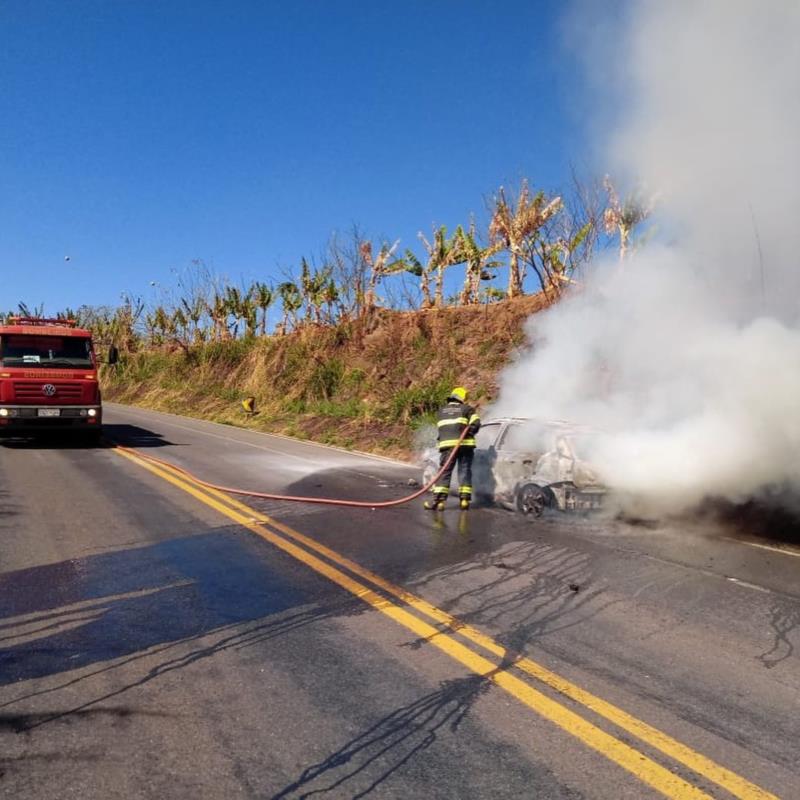 Mais um incêndio em veículo mobiliza os Bombeiros de Guaxupé