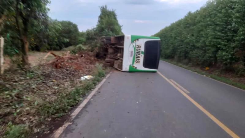 Ônibus com trabalhadores rurais da região tomba em estrada entre Tambaú e Mococa, deixando quatro feridos 