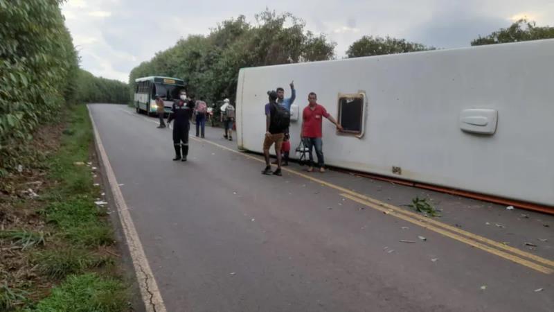Ônibus com trabalhadores rurais da região tomba em estrada entre Tambaú e Mococa, deixando quatro feridos 