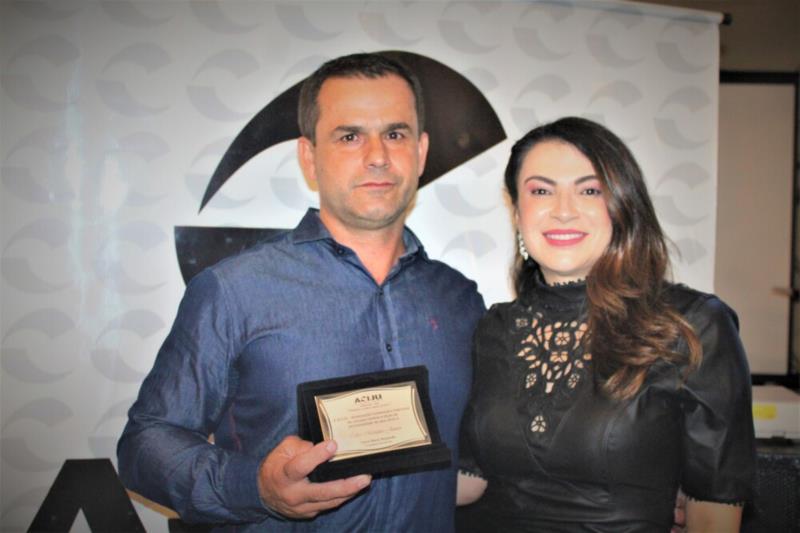 Prefeito de Juruaia recebe título de Personalidade do Ano em evento da Aciju 