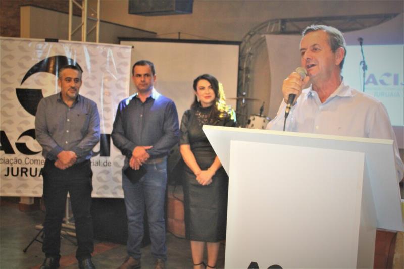 Prefeito de Juruaia recebe título de Personalidade do Ano em evento da Aciju 