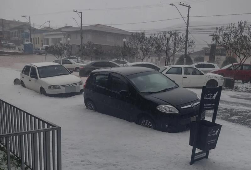 Chuva de granizo deixa estragos em várias cidades do Sul de Minas 