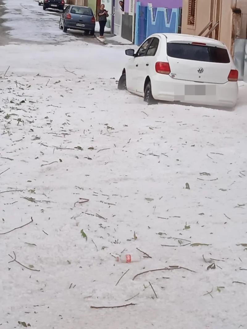Chuva de granizo deixa estragos em várias cidades do Sul de Minas 
