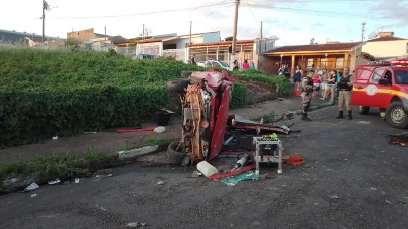 Capotamento no Jardim Planalto deixa dois feridos em Guaxupé 