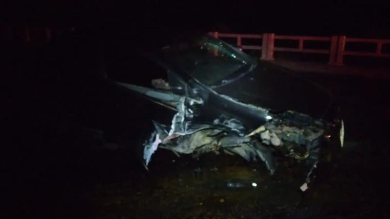 Carro bate em mureta na rodovia BR-146 e deixa condutor ferido 
