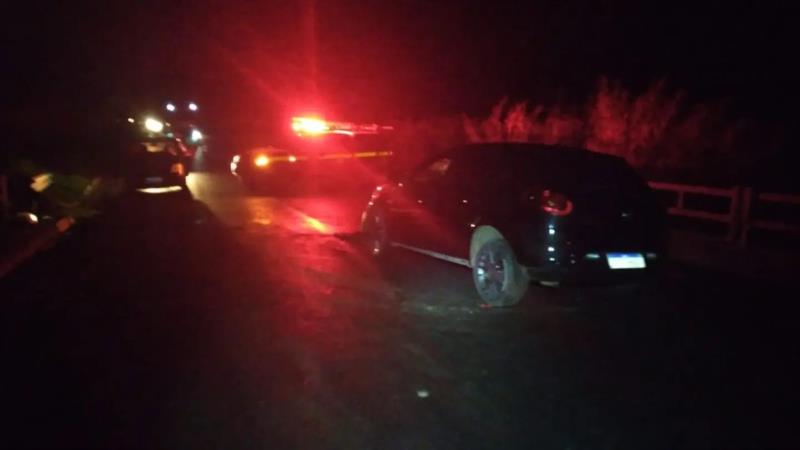 Carro bate em mureta na rodovia BR-146 e deixa condutor ferido 