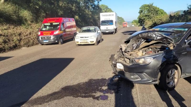 Colisão entre carro e caminhão na BR-146 mobiliza o Corpo de Bombeiros 