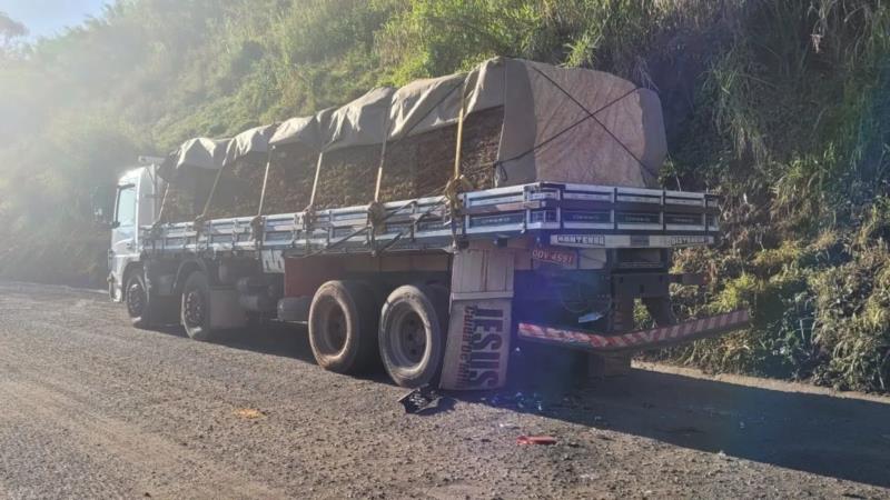 Colisão entre carro e caminhão na BR-146 mobiliza o Corpo de Bombeiros 