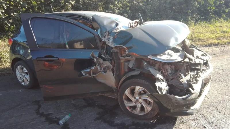 Colisão entre carro e caminhão na BR-146 mobiliza o Corpo de Bombeiros 
