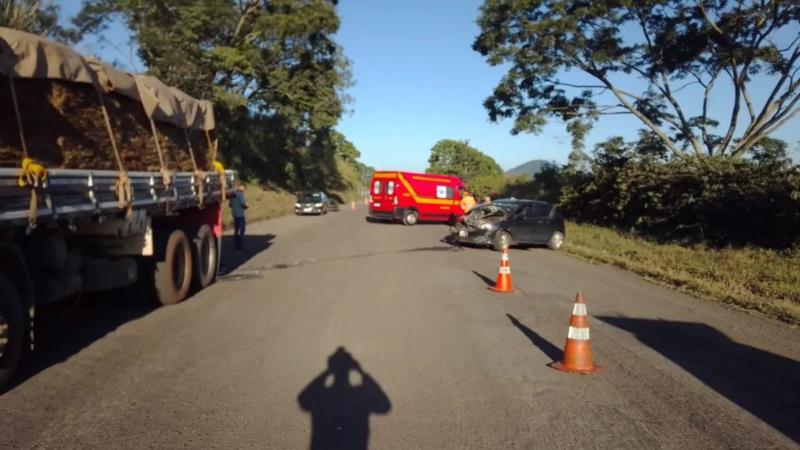 Colisão entre carro e caminhão na BR-146 mobiliza o Corpo de Bombeiros 