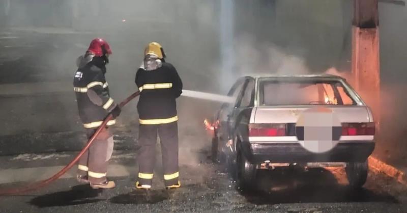 Bombeiros combatem incêndio em veículo em Guaxupé 