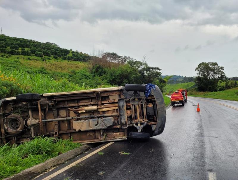 Motorista perde o controle do veículo e capota na BR-146